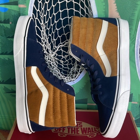 Vans Men’s Sk8-Hi
Mini Cord Blue/Brown
VN0007NS0BO
Sneakers
UNISEX CORDUROY - Picture 12 of 16